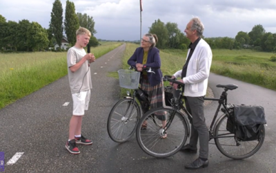 Jonge reporter nieuwsgierig naar windturbines en obligaties
